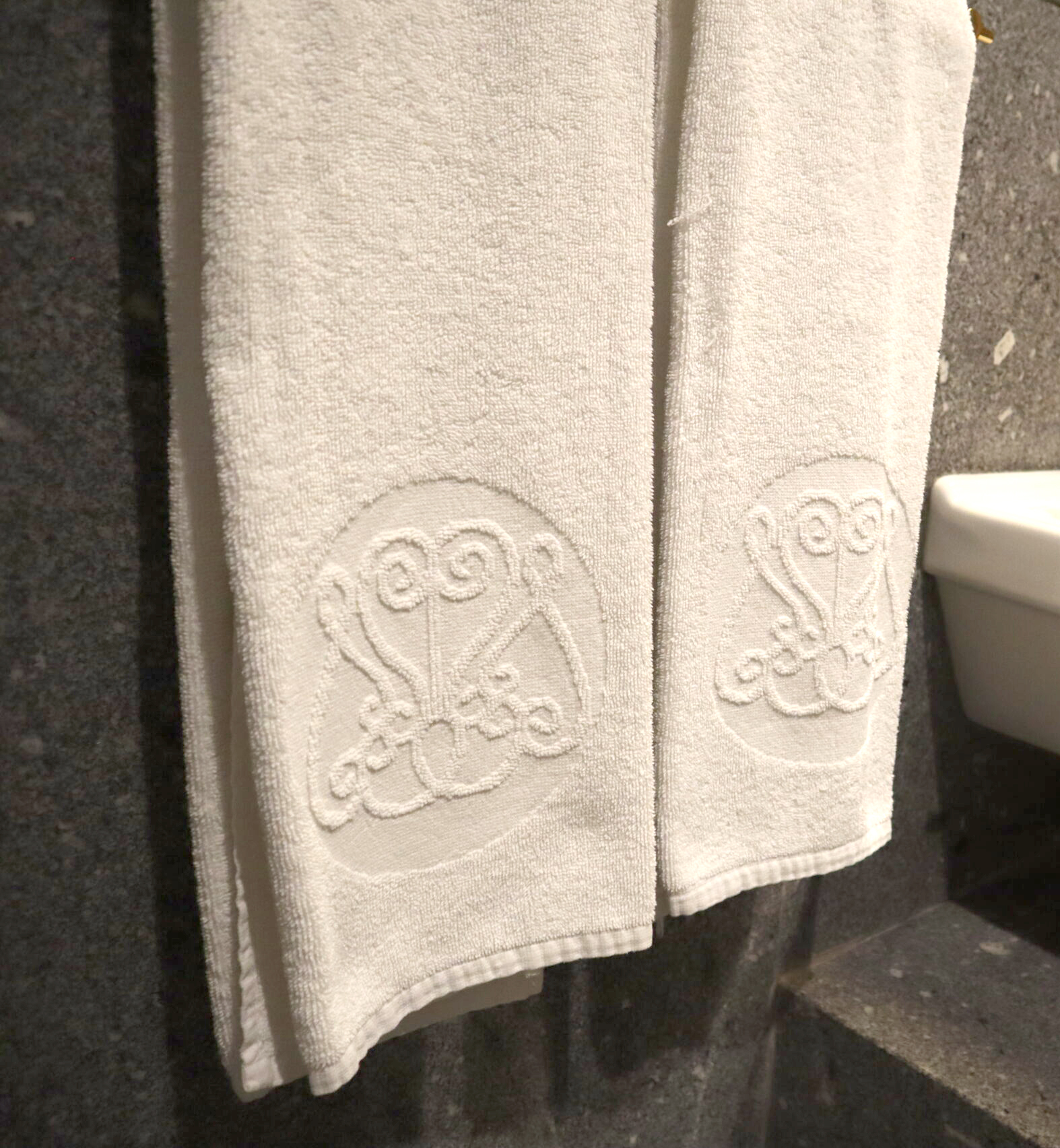 Saunalina reljeefse sissekootud logoga